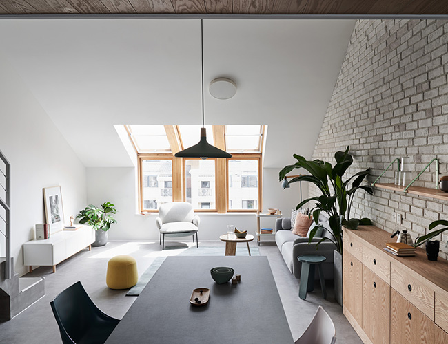 Để mở rộng cảm giác về không gian, căn nhà sử dụng các màu gỗ trắng tự nhiên mang phong cách đơn giản, làm nổi bật các họa tiết của vật liệu.