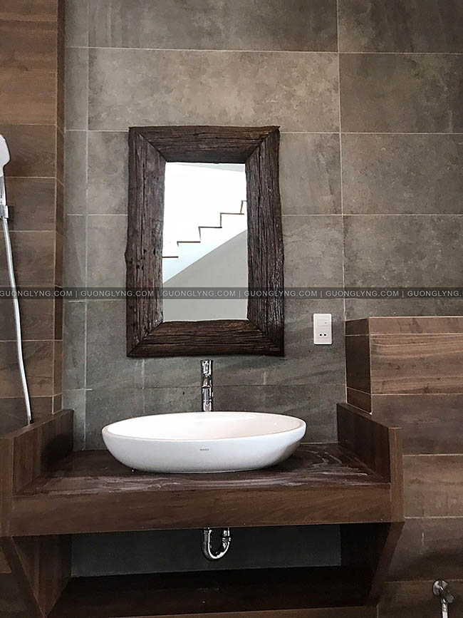 Có nên mua gương toilet khung gỗ lũa không?
