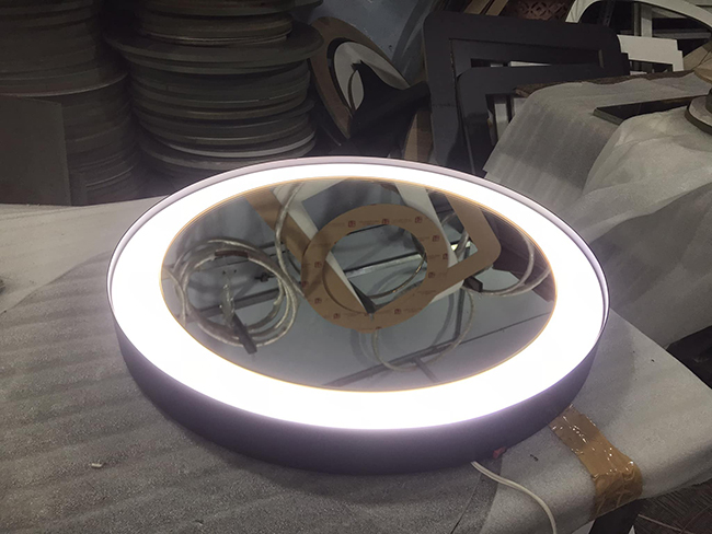 Gương đèn leNhững mẫu gương tròn đèn led bàn trang điểm đẹpd hiện đại thông minh ra sao?