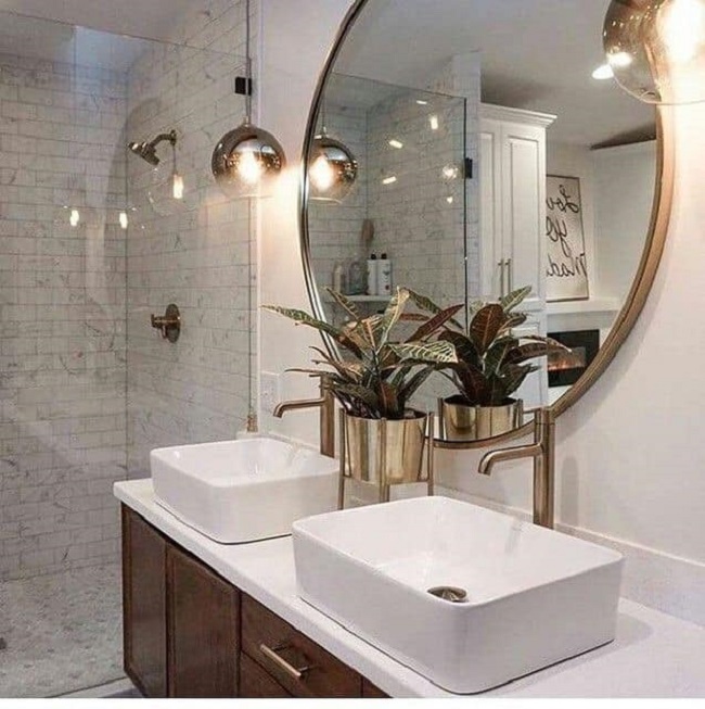 Nhà thiết kế tân cổ điển mua gương nhà tắm nào?