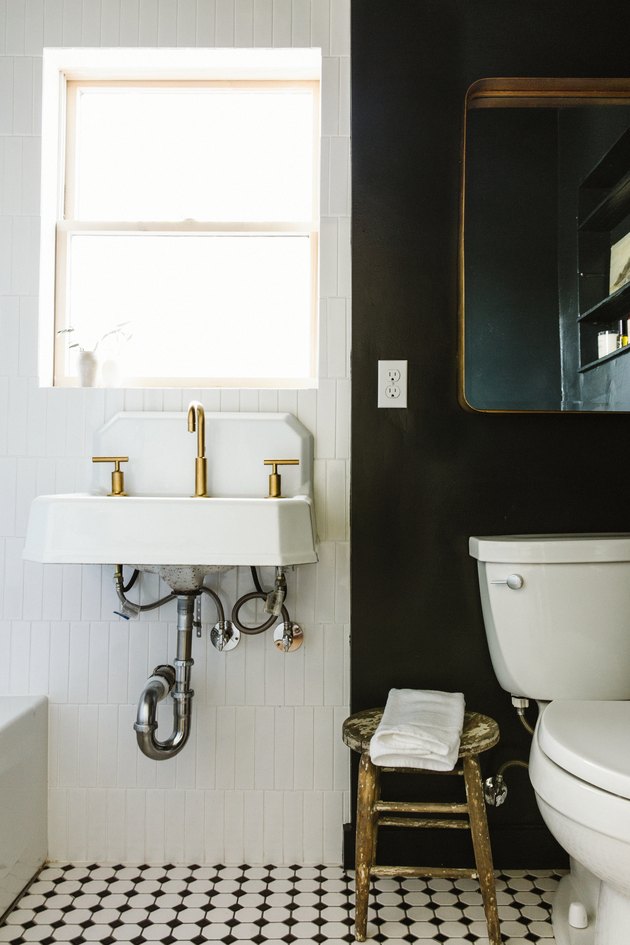 15 ý tưởng decor phòng tắm màu tối tăng thêm “kịch tính”