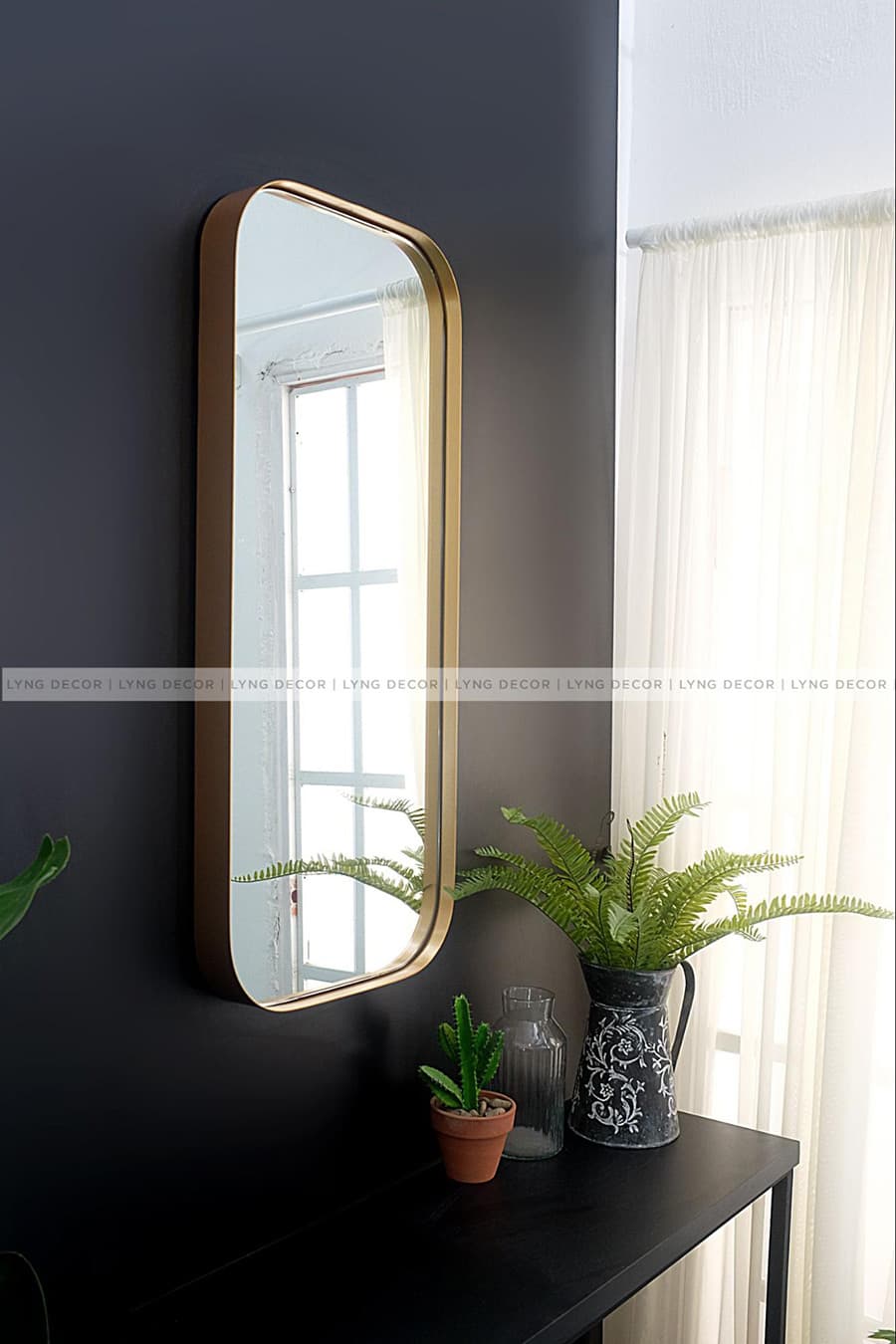Gương inox mạ vàng với vẻ đẹp sang trọng và quý phái, khung gương mạ vàng thích hợp cho căn hộ được thiết kế theo phong cách cổ điển hoặc tân cổ điển.