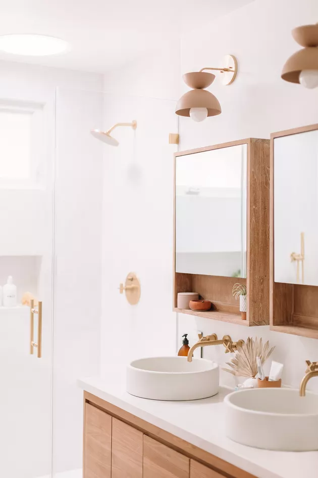 Ý tưởng lưu trữ phòng tắm tối giản giúp giữ không gian sạch sẽ