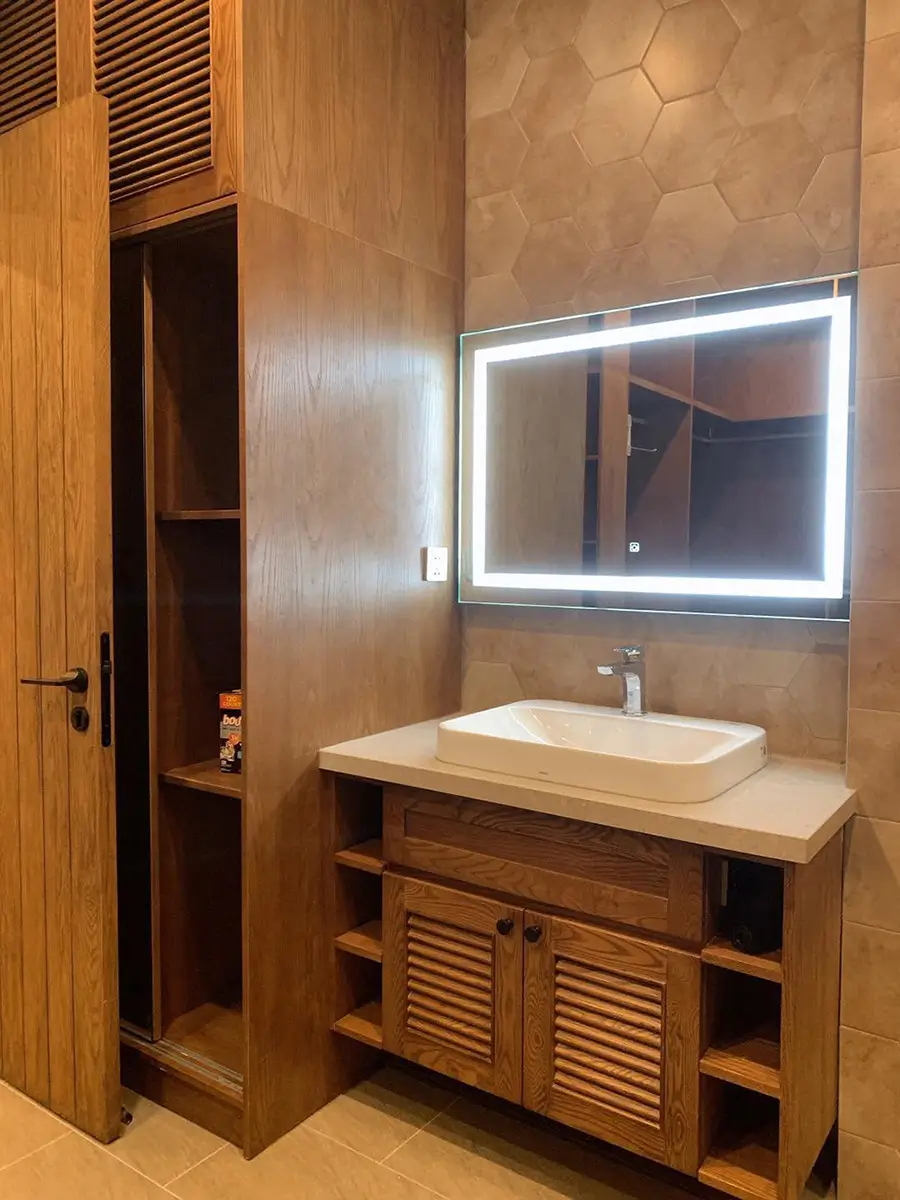 Gương đèn LED chữ nhật lắp phía trên tủ lavabo gỗ