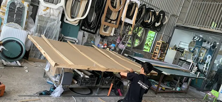 Đóng kiện gỗ bảo vệ gương trước khi vận chuyển
